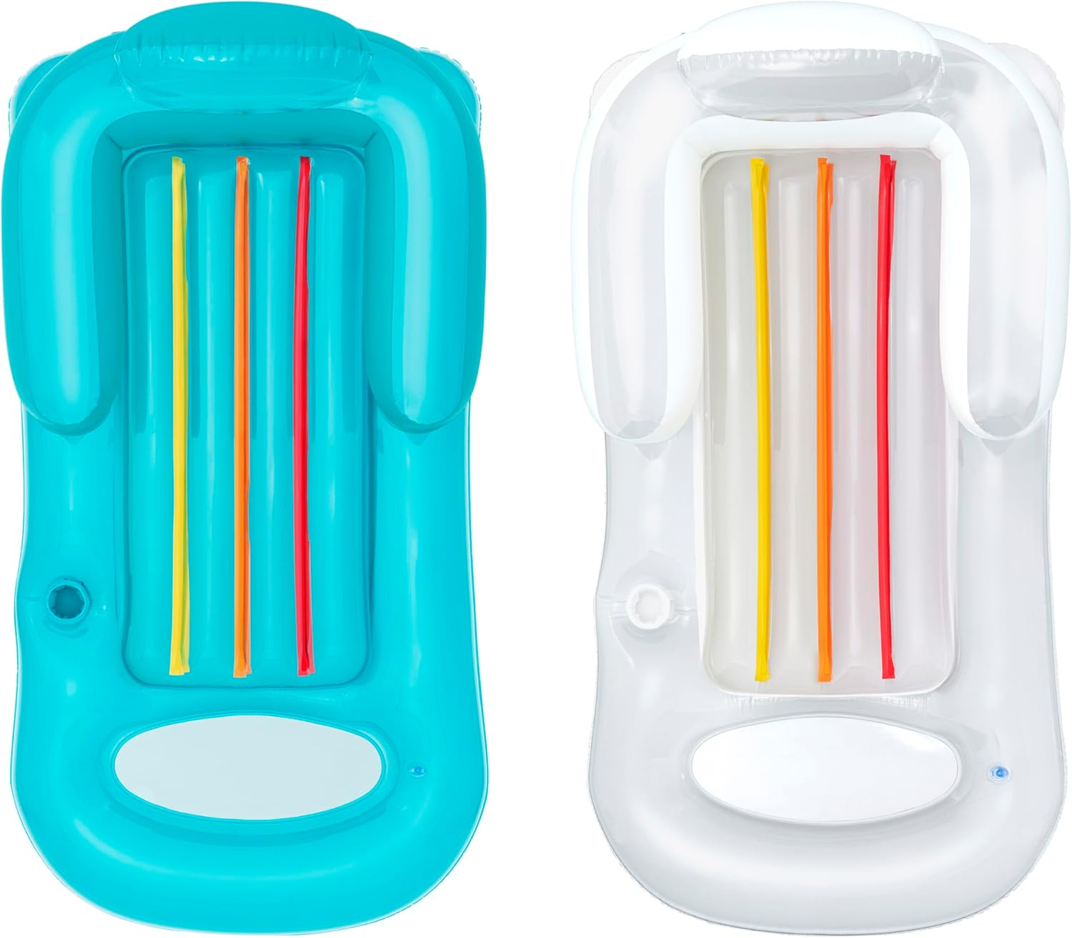 Zwei aufblasbare Schwimmstühle, einer blau, einer weiß, mit bunten Streifen.