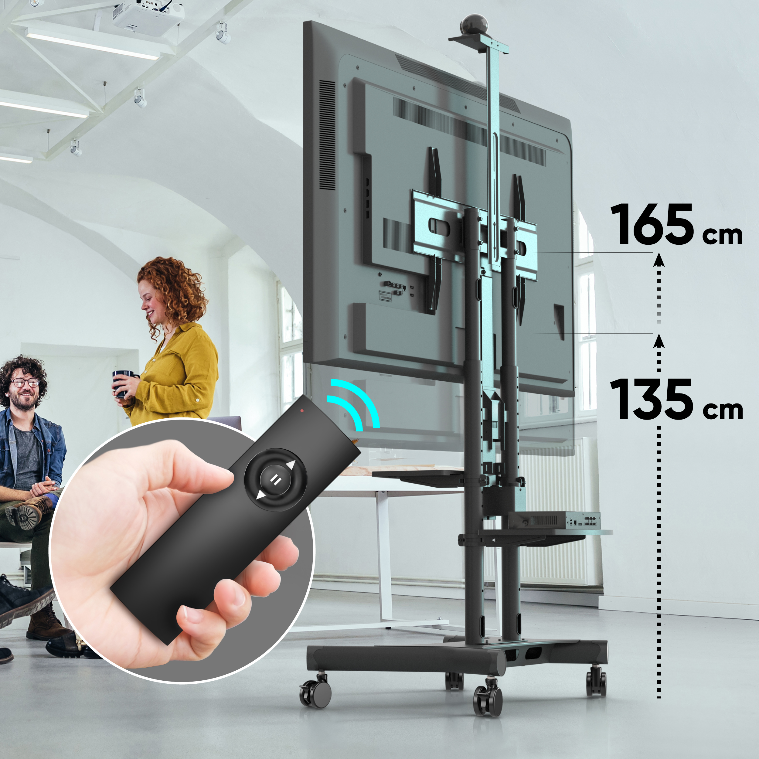 Ein Rollständer mit Fernseher wird von einer Hand mit Fernbedienung gesteuert.