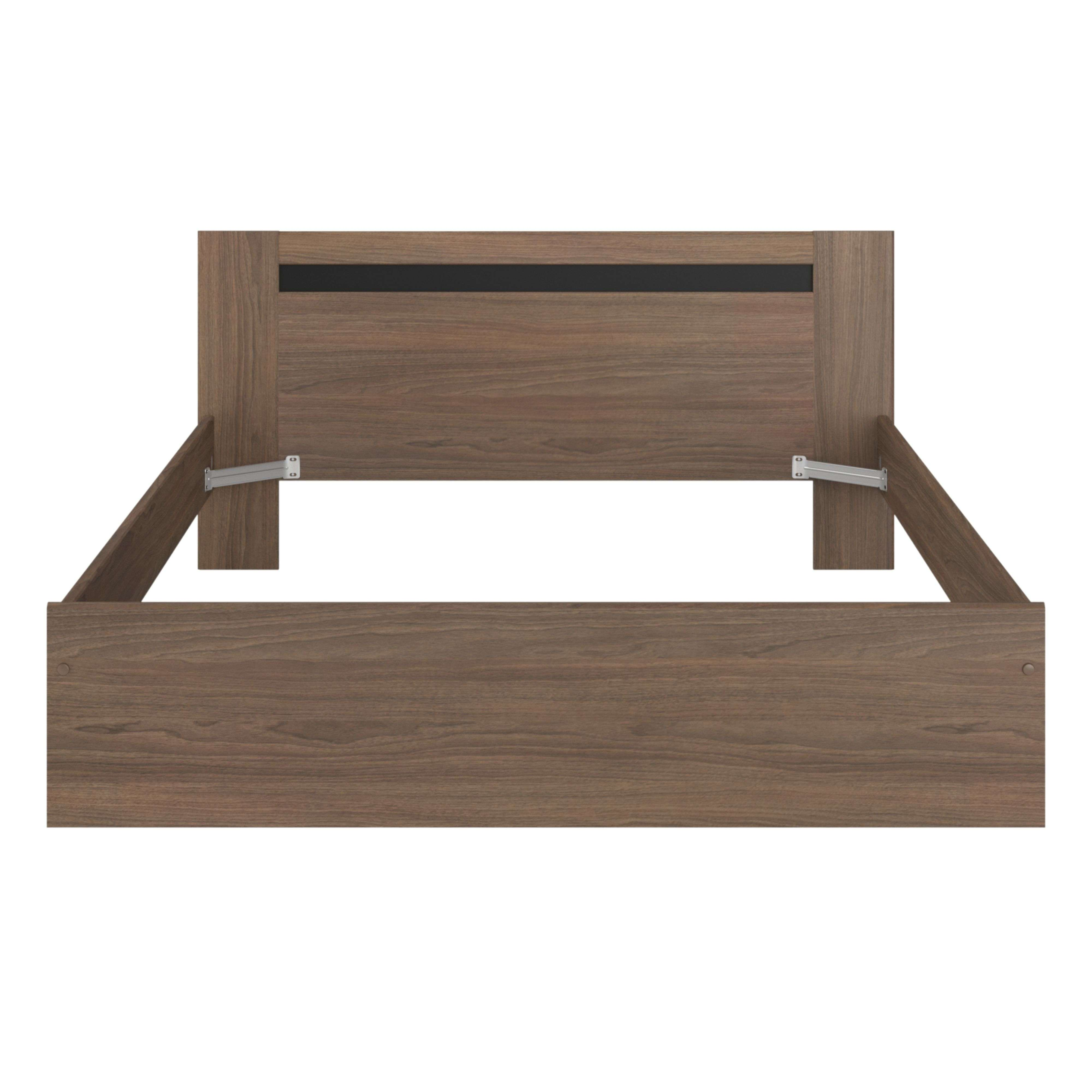 Un marco de cama de madera marrón con cabecero y herrajes metálicos.