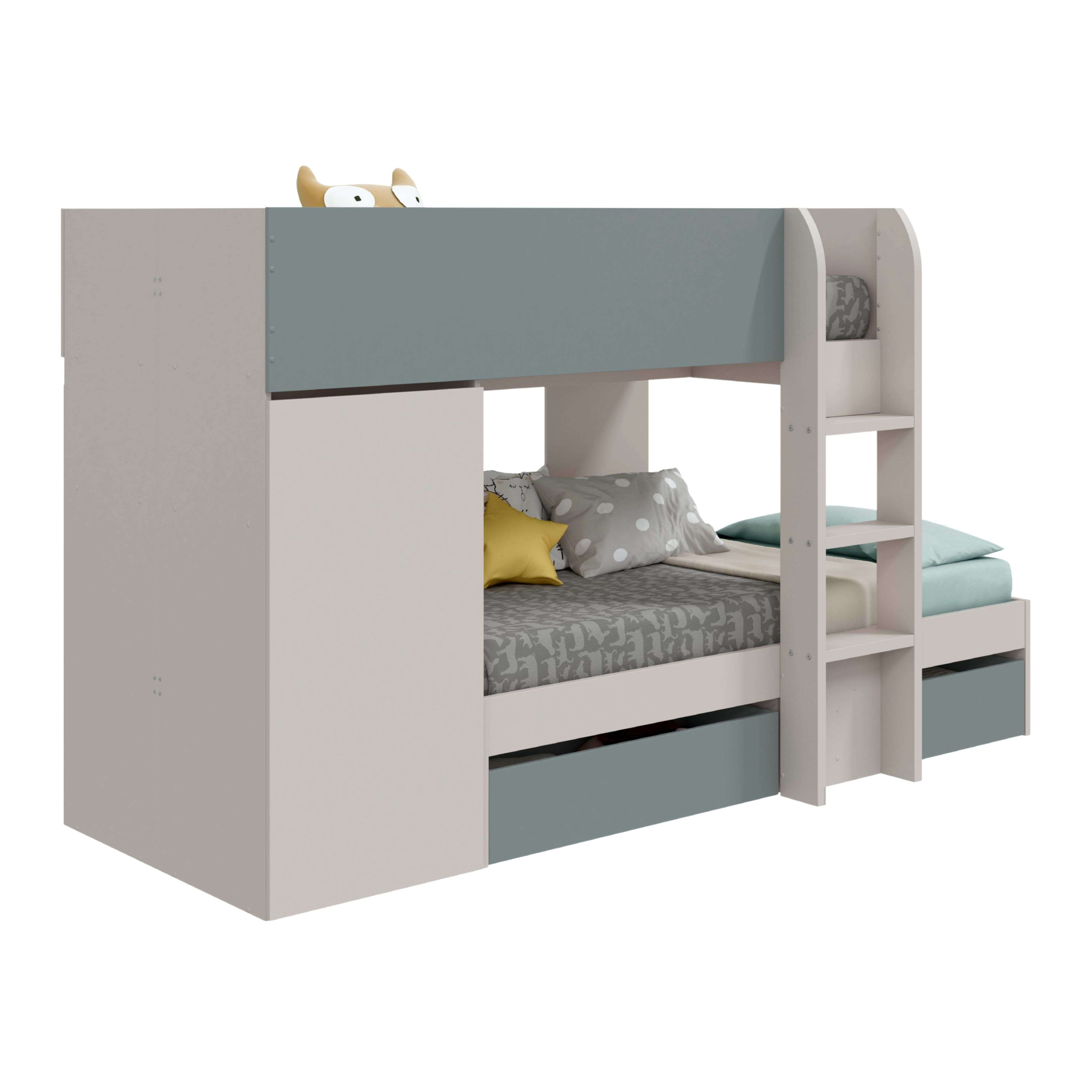 Una litera gris y beige con ropa de cama y almohadas. Un peluche de búho en la litera superior.