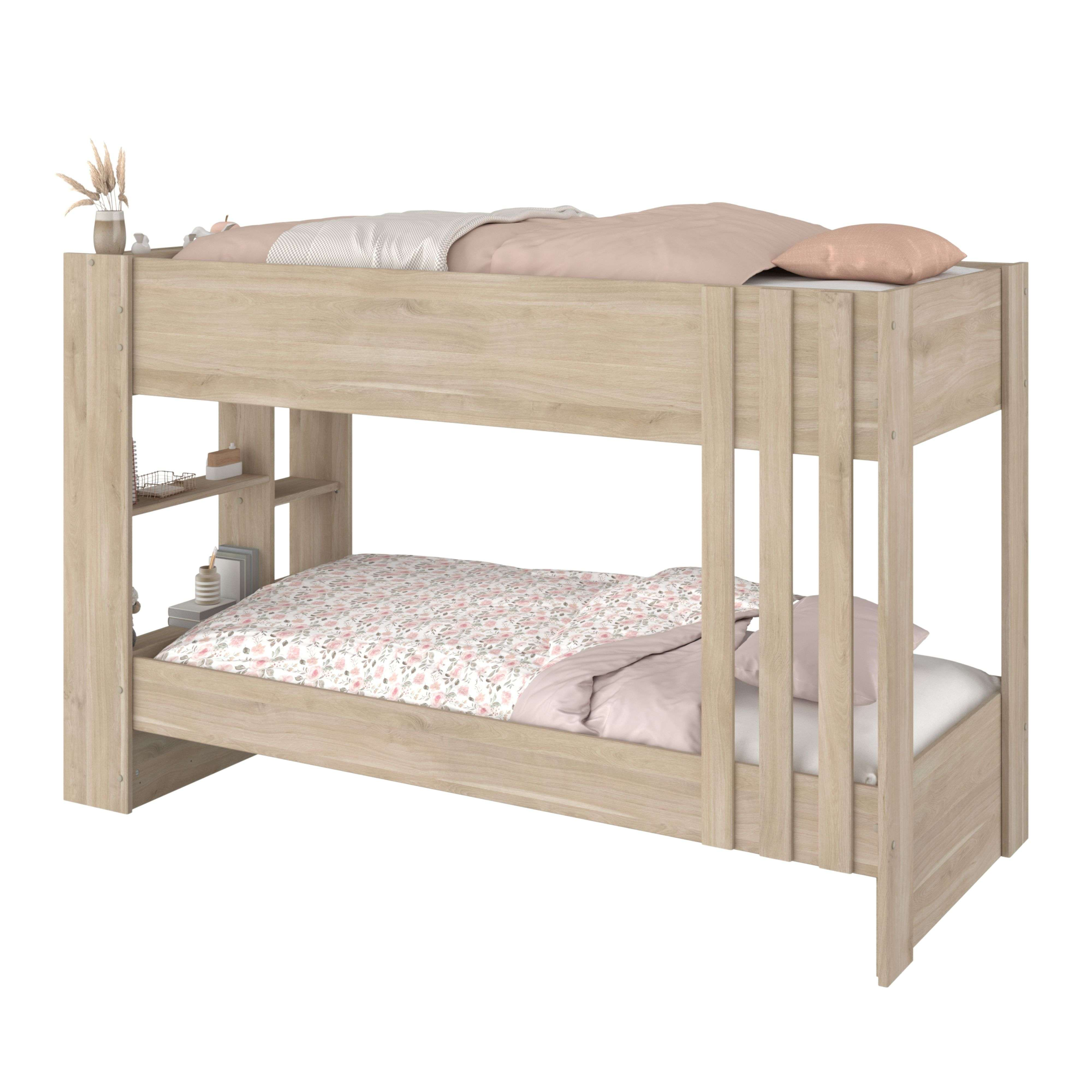 Una litera de madera clara con ropa de cama floral abajo y ropa de cama pastel arriba.