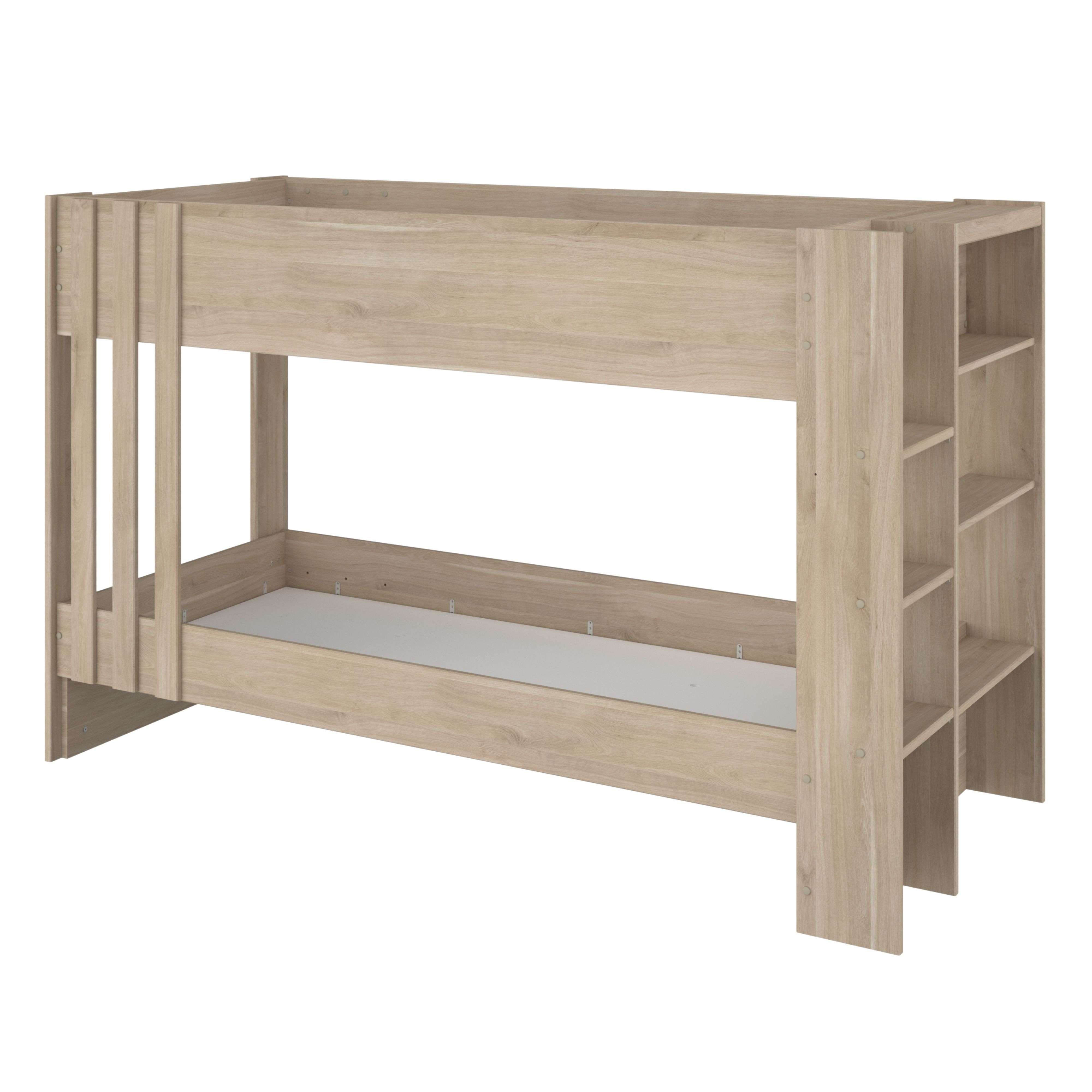 Una litera de madera clara con estantes de escalera al lado.