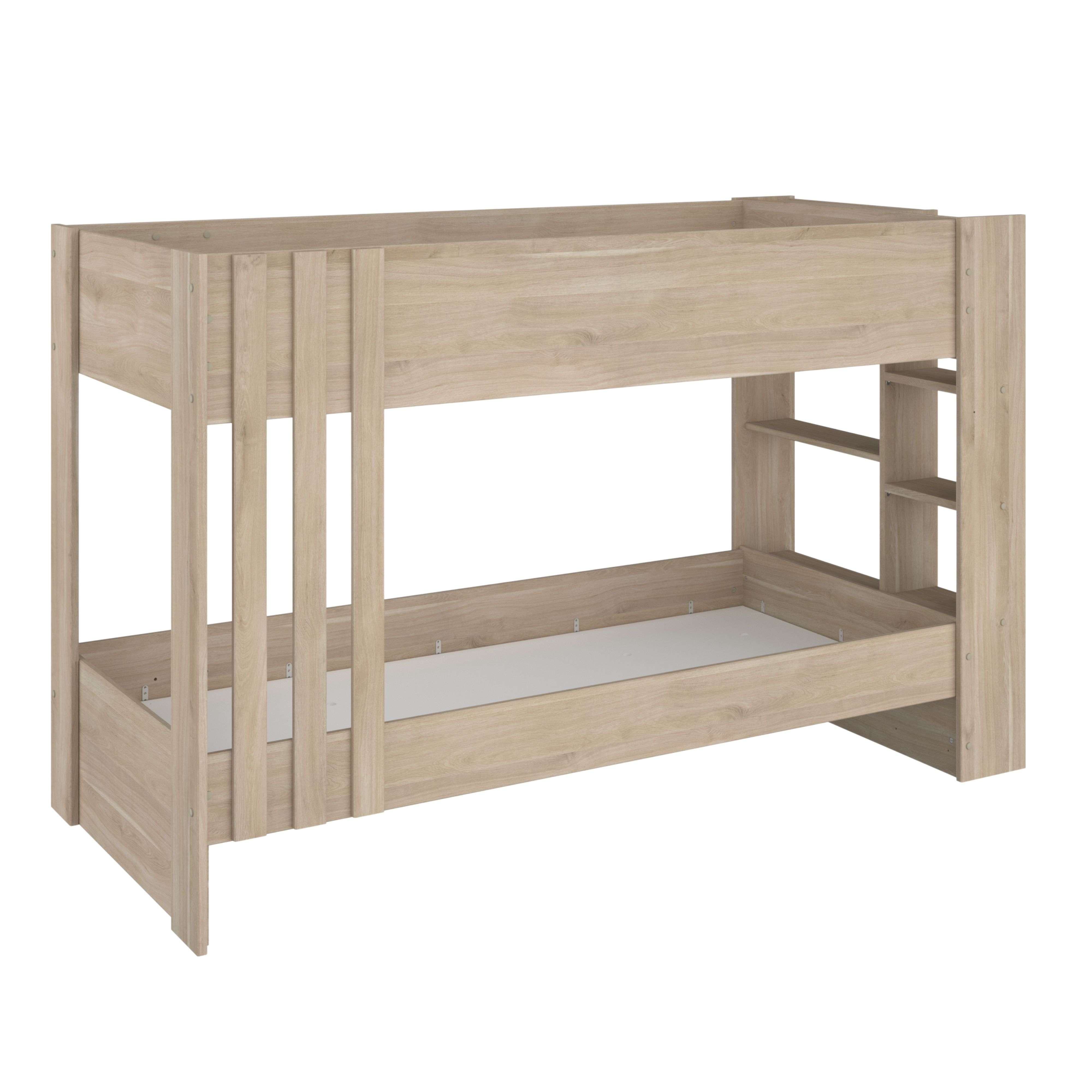 Una litera de madera clara con escalera y estantes a un lado.