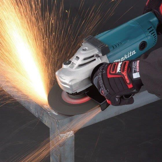 Bir avuç taşlama makinesi metali işliyor, kıvılcımlar uçuşuyor.