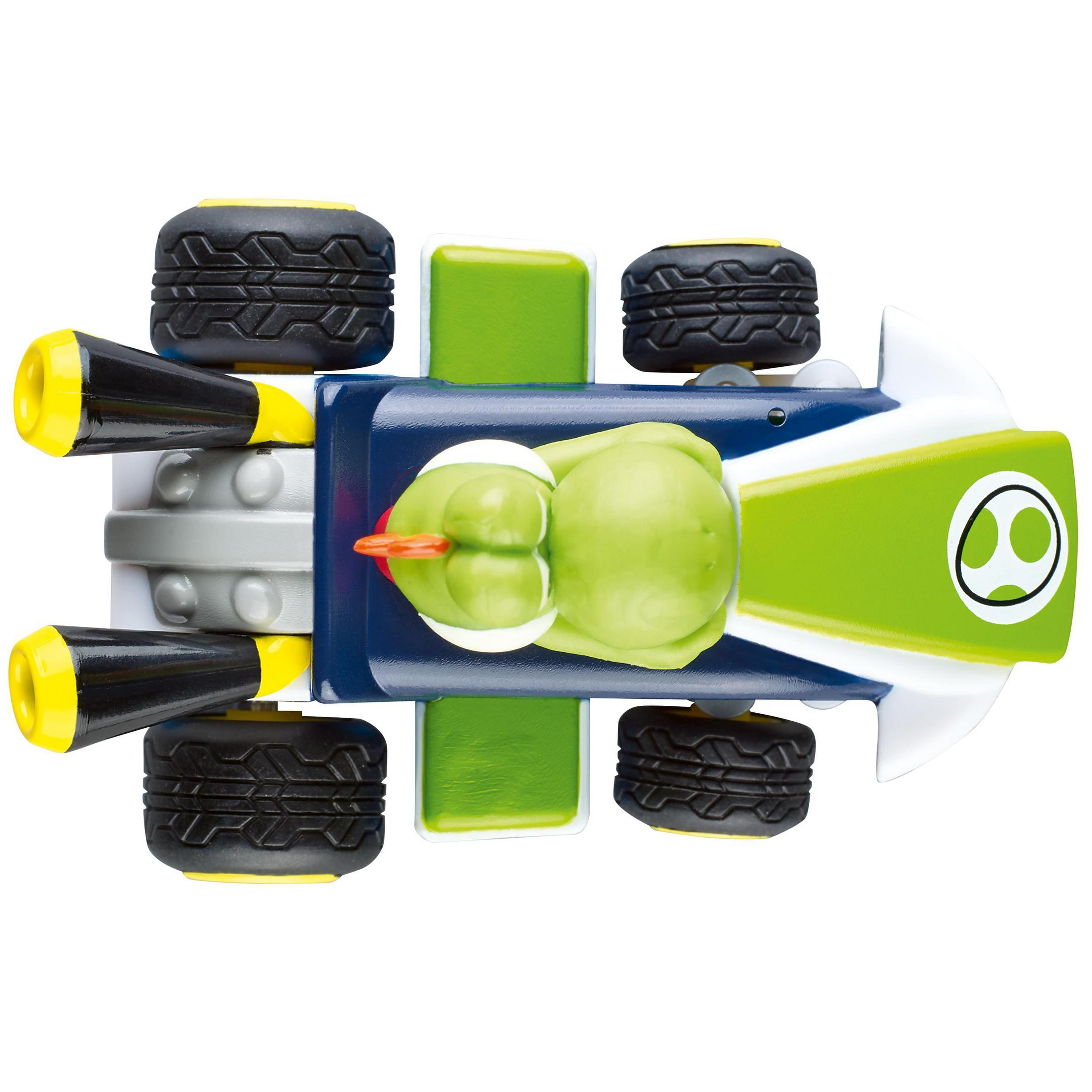 Un coche de juguete con figura verde, llantas negras y detalles amarillos.