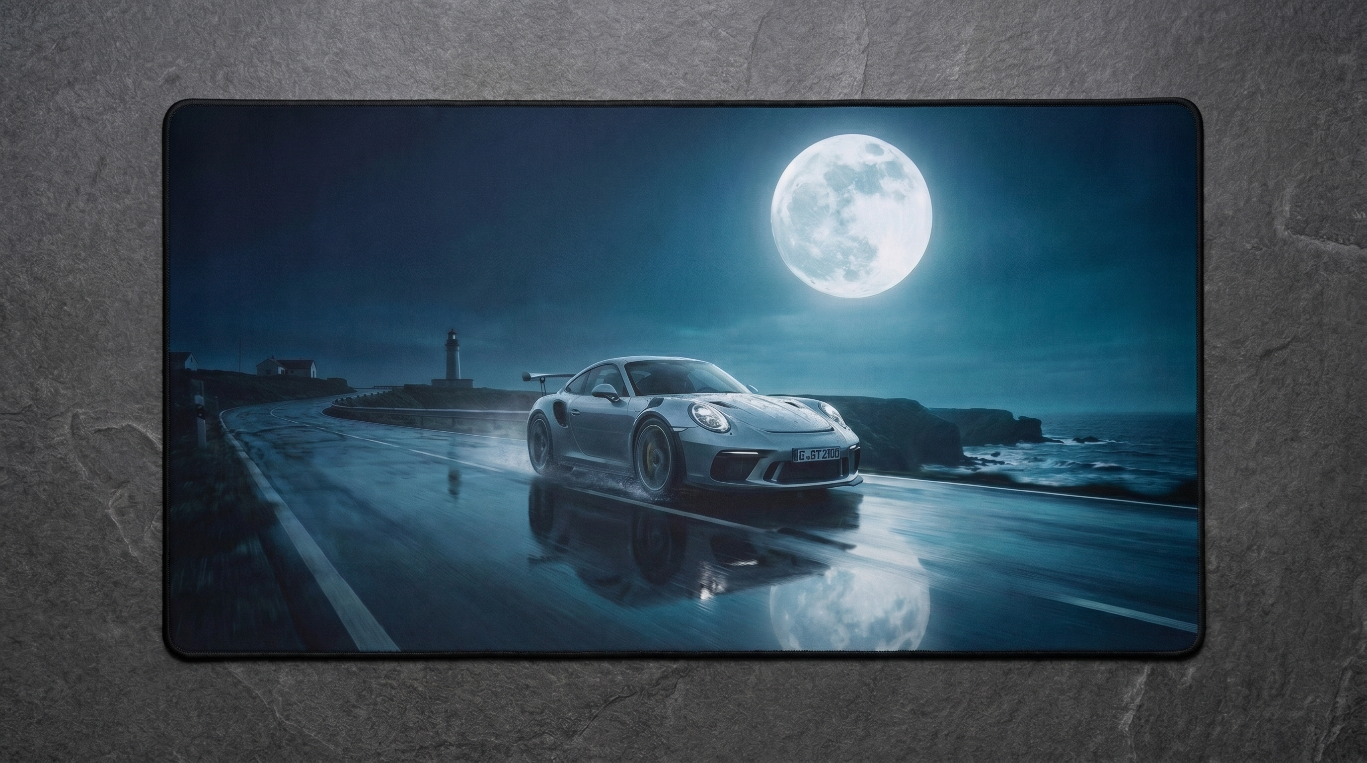 Gümüş Porsche, fenerin yakınında dolunay altında okyanus kenarındaki ıslak yolda gidiyor.