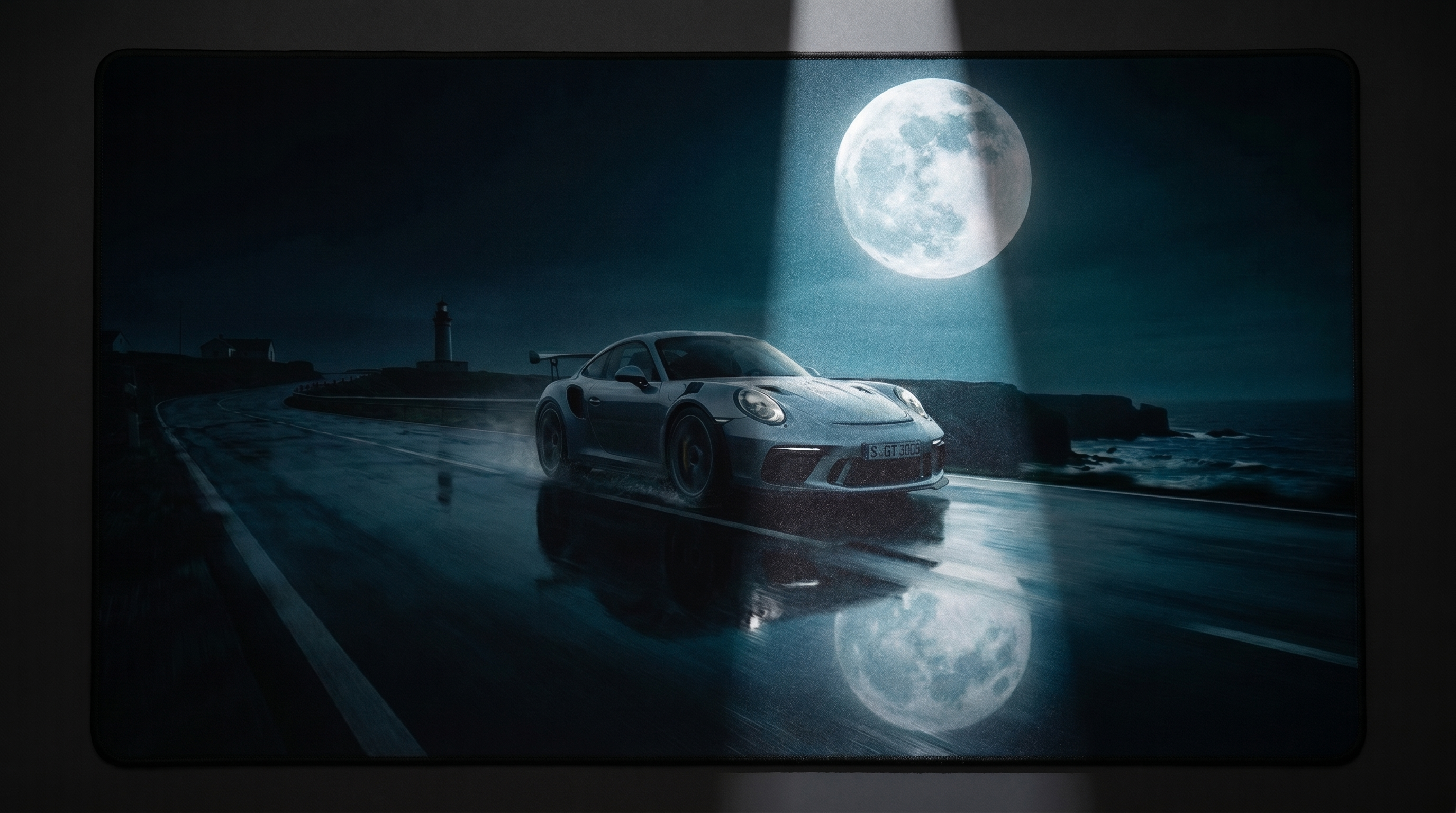 Gümüş bir Porsche gece ıslak bir yolda, ay ışığı ve deniz feneriyle aydınlatılmış olarak gidiyor.