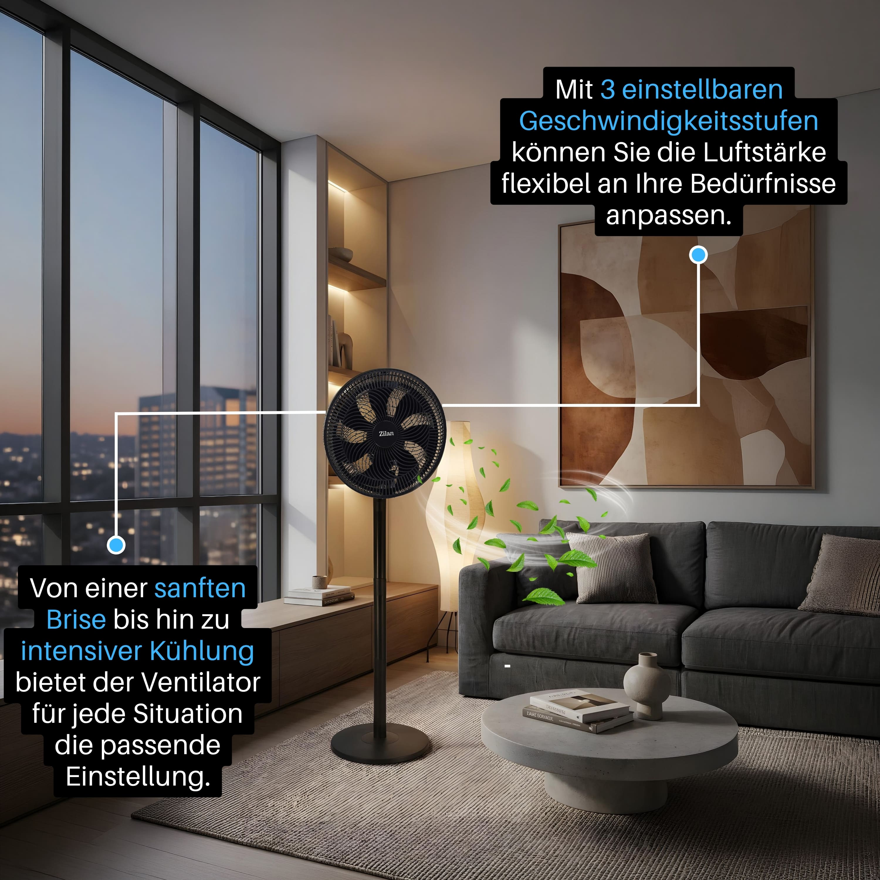 Ein schwarzer Standventilator in einem modernen Wohnzimmer mit Blick auf die Stadt.