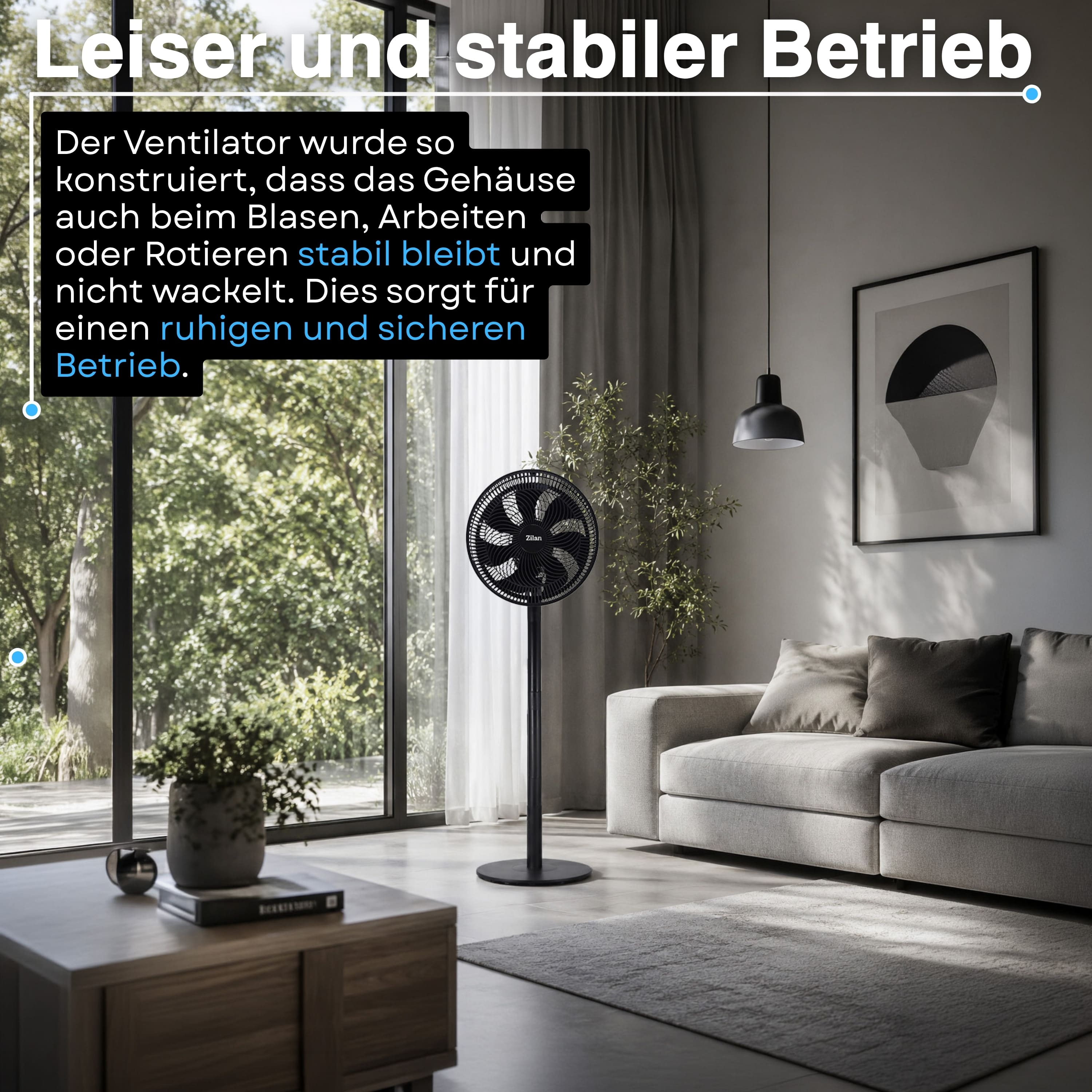 Ein schwarzer Standventilator steht in einem hellen Wohnzimmer neben einem Sofa.