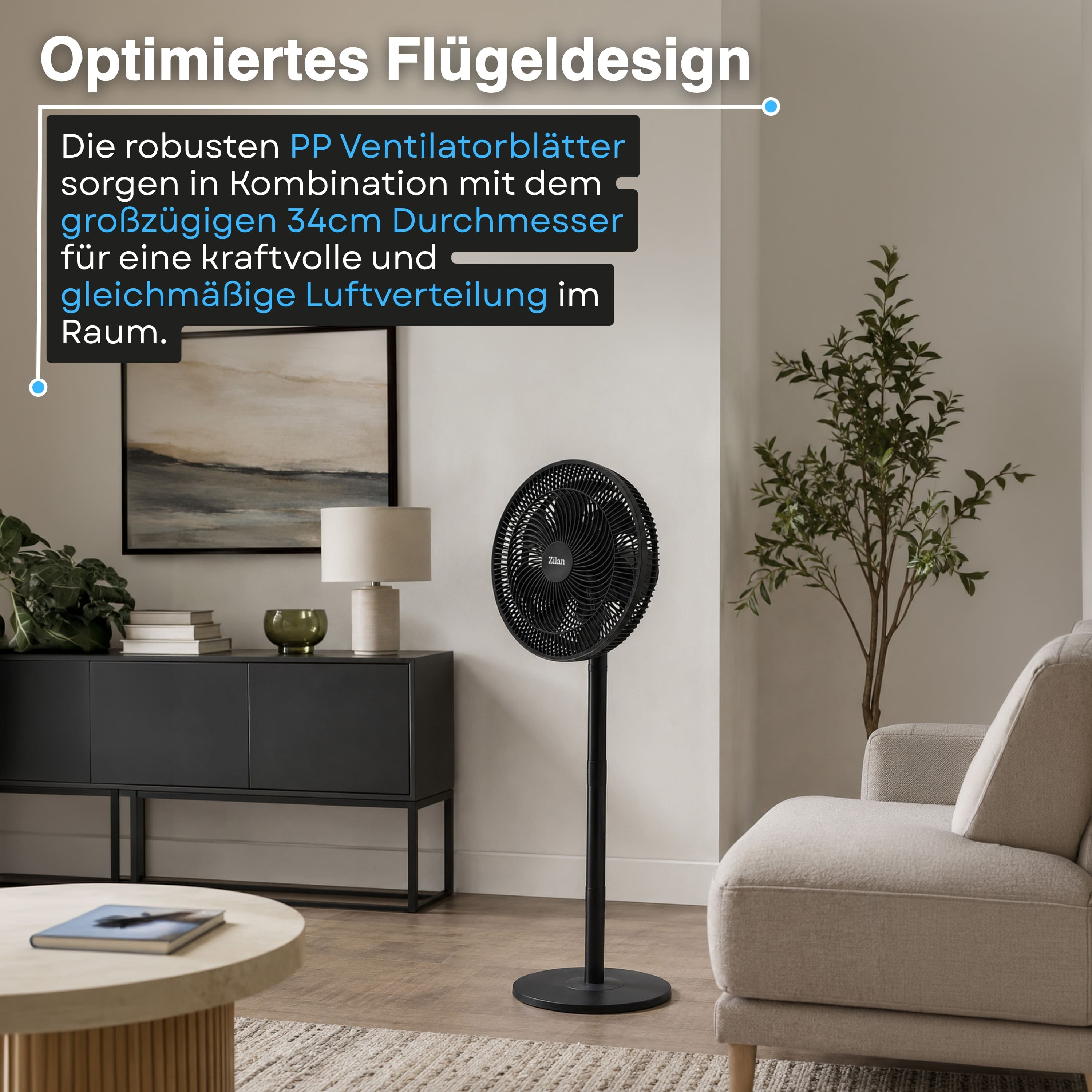Ein schwarzer Standventilator steht in einem modernen Wohnzimmer neben einem Sessel und einem Sideboard.