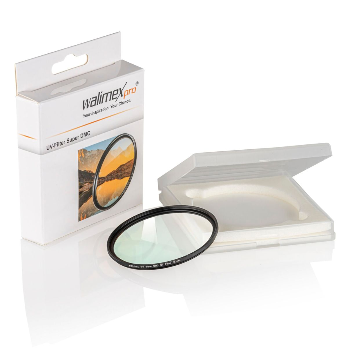 Ein Walimex pro UV-Filter und seine Verpackung auf weißem Untergrund. Der Filter liegt in einer Klarsichtbox.