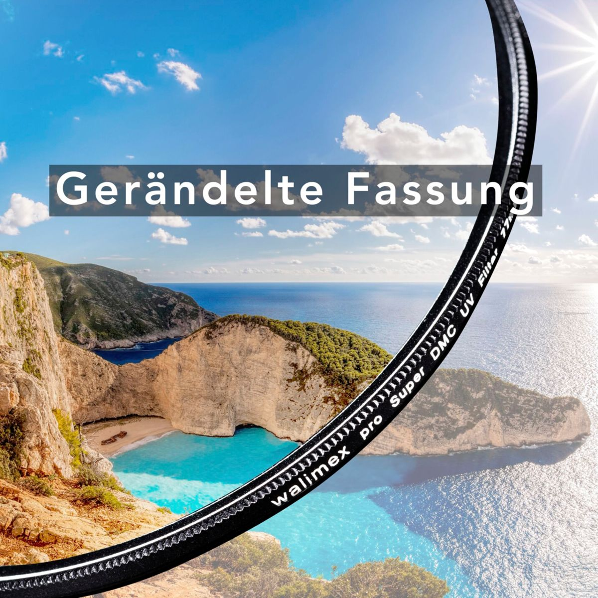 Gerändelte Fassung auf einer Bucht mit schroffen Felsen und blauem Wasser.