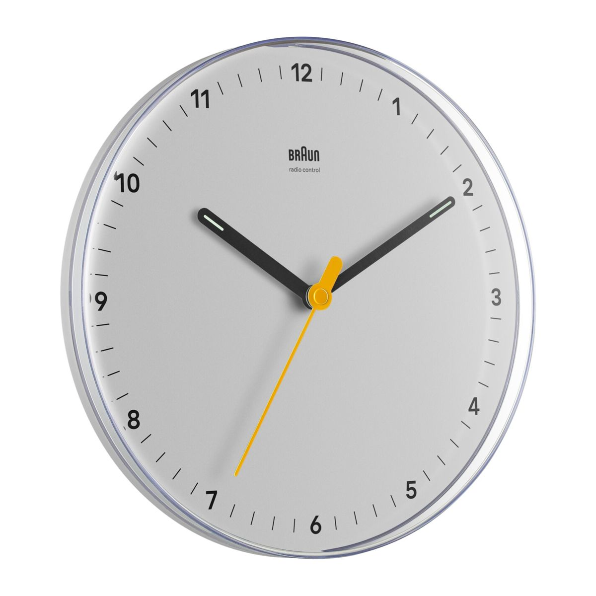 Eine weiße Wanduhr mit schwarzen Zeigern und einem gelben Sekundenzeiger.