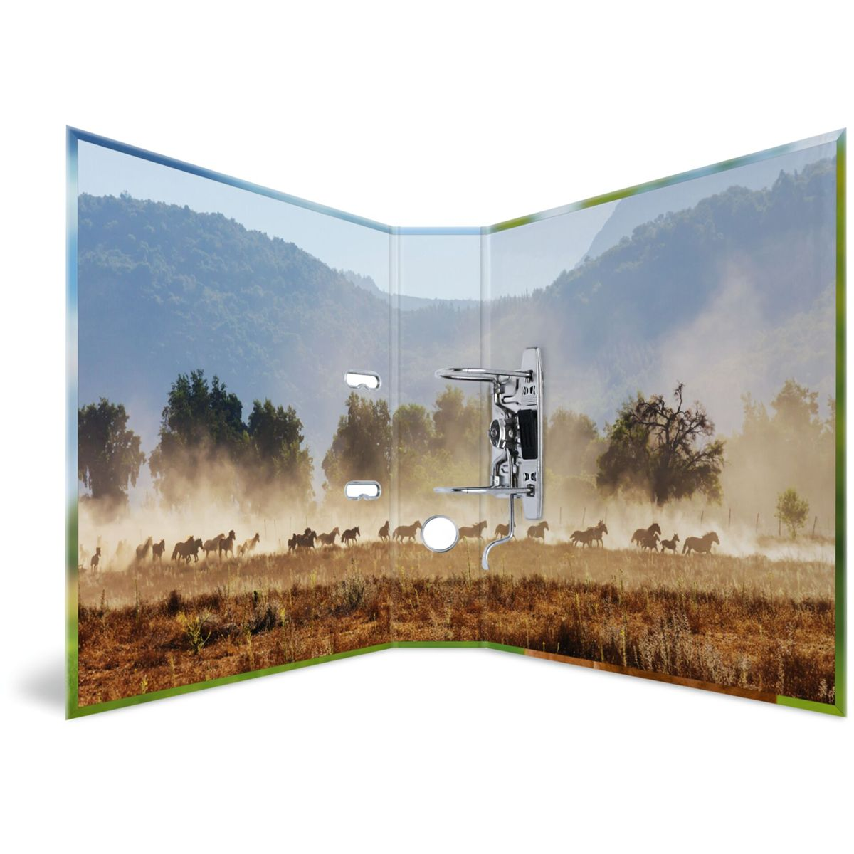 Herde Pferde galoppiert durch staubige Landschaft vor bewaldeten Hügeln.