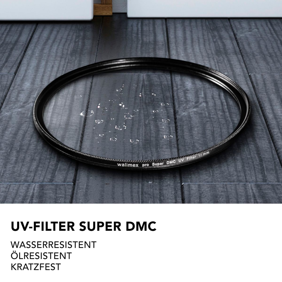 Ein runder UV-Filter mit schwarzem Rahmen liegt auf einem Holzboden mit Wassertropfen.