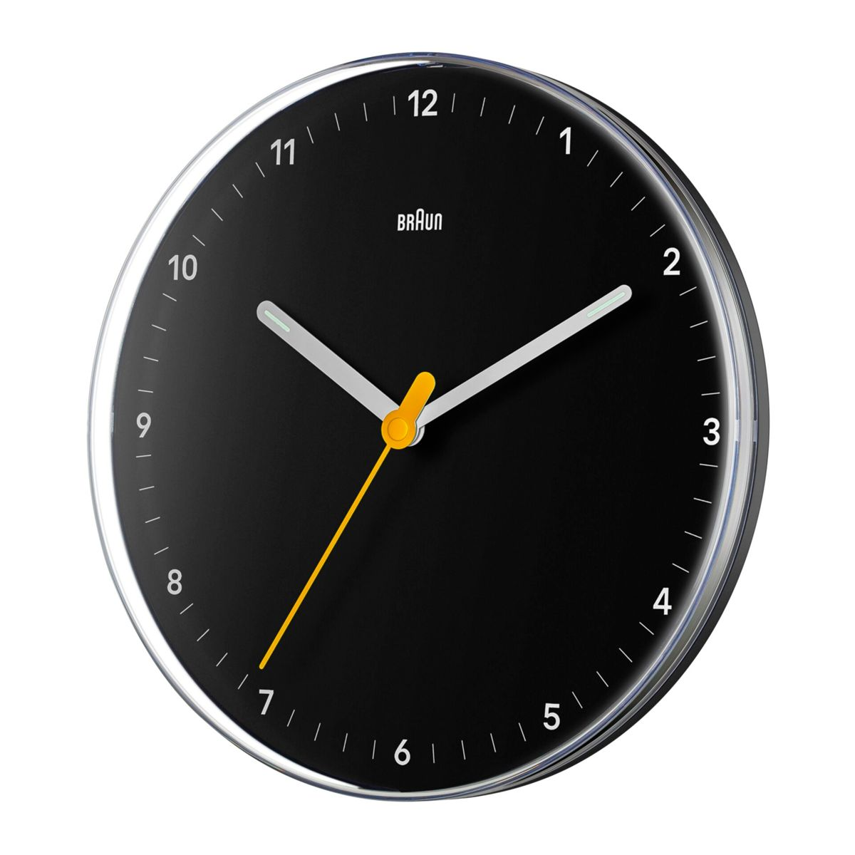 Schwarze Braun-Wanduhr mit silbernem Rahmen und gelben Akzenten.