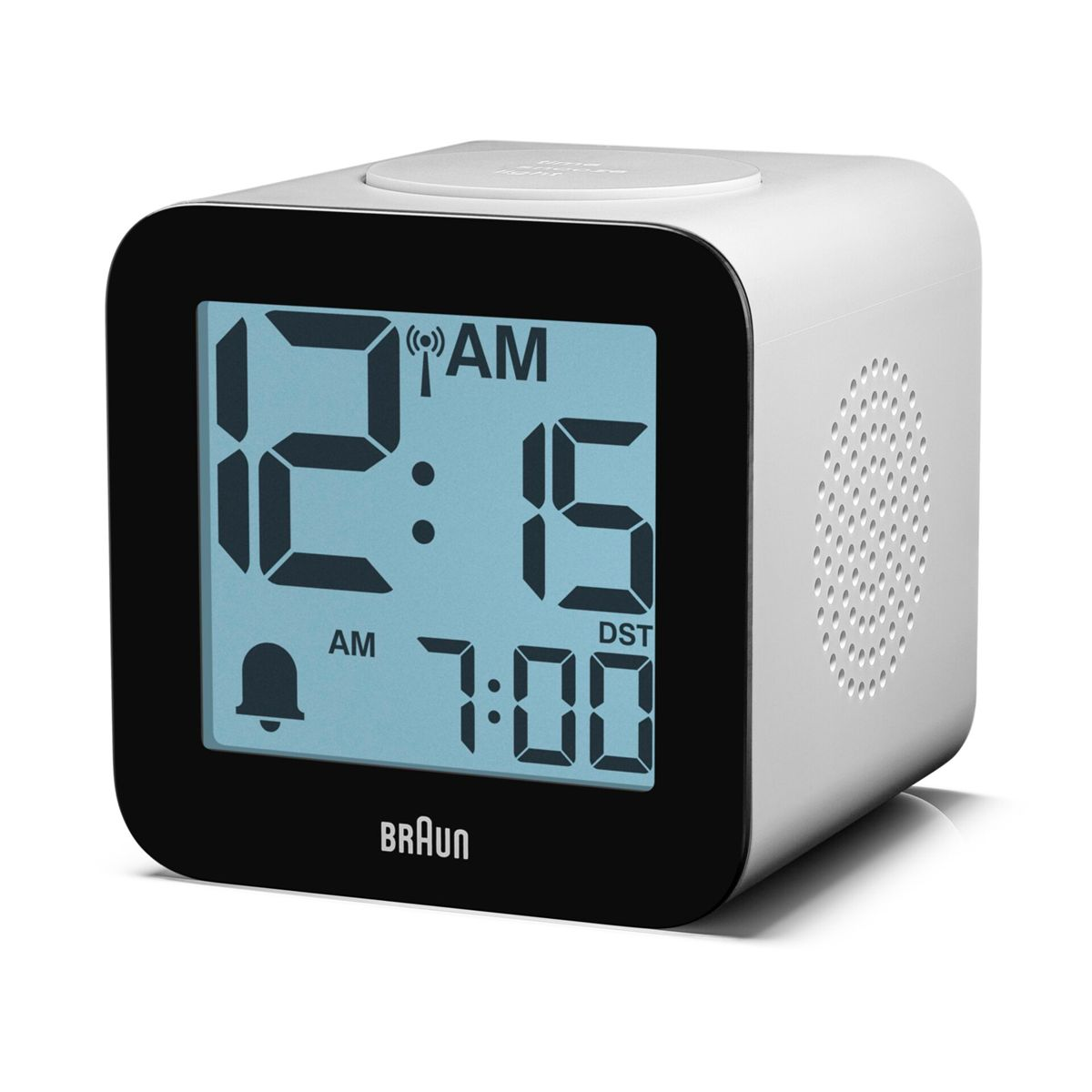 Digitaler Wecker mit blauer Anzeige. Zeigt 12:15 AM und 7:00 AM an. Braun Logo unten.