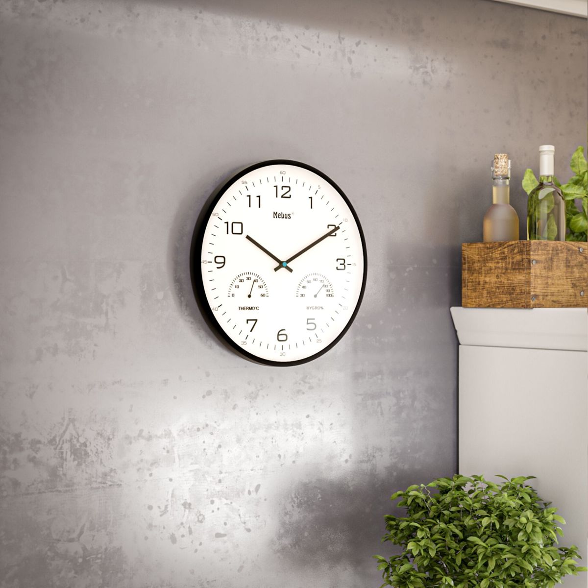 Un orologio da parete bianco con termometro e igrometro su sfondo grigio.
