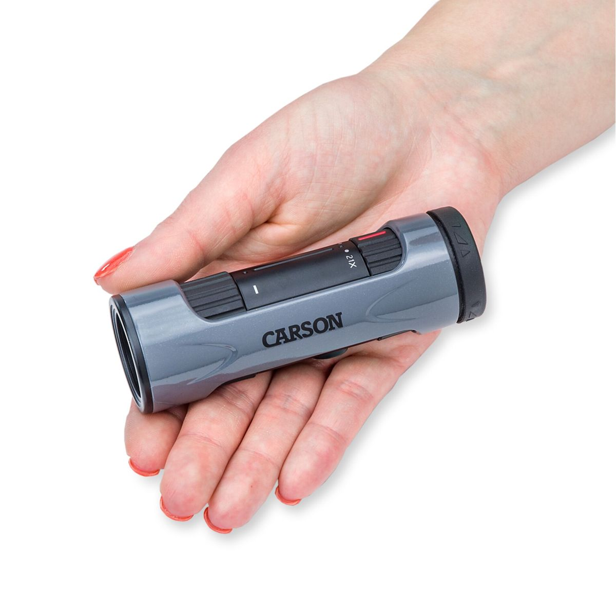 Eine Hand hält ein graues Carson-Mikroskop mit Zoom-Einstellung.