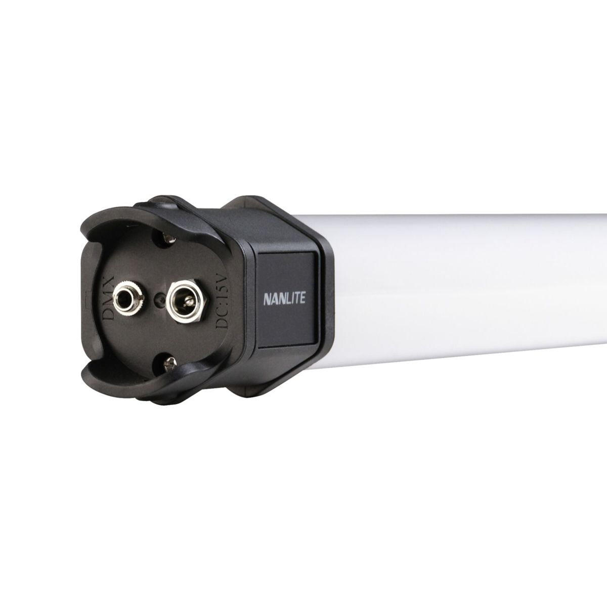 Primo piano di una luce Nanlite bianca con connessioni DMX e DC 15V.