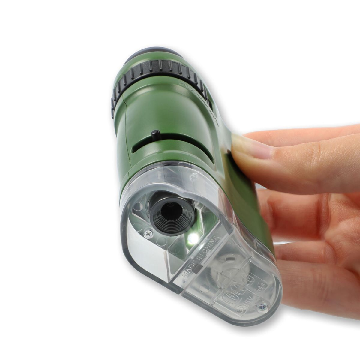Eine grüne Lupe mit LED-Licht wird in einer Hand gehalten.