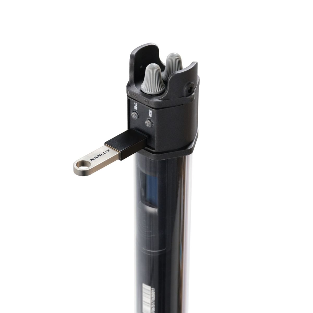 Un dispositivo nero con connessione USB e tubo trasparente.