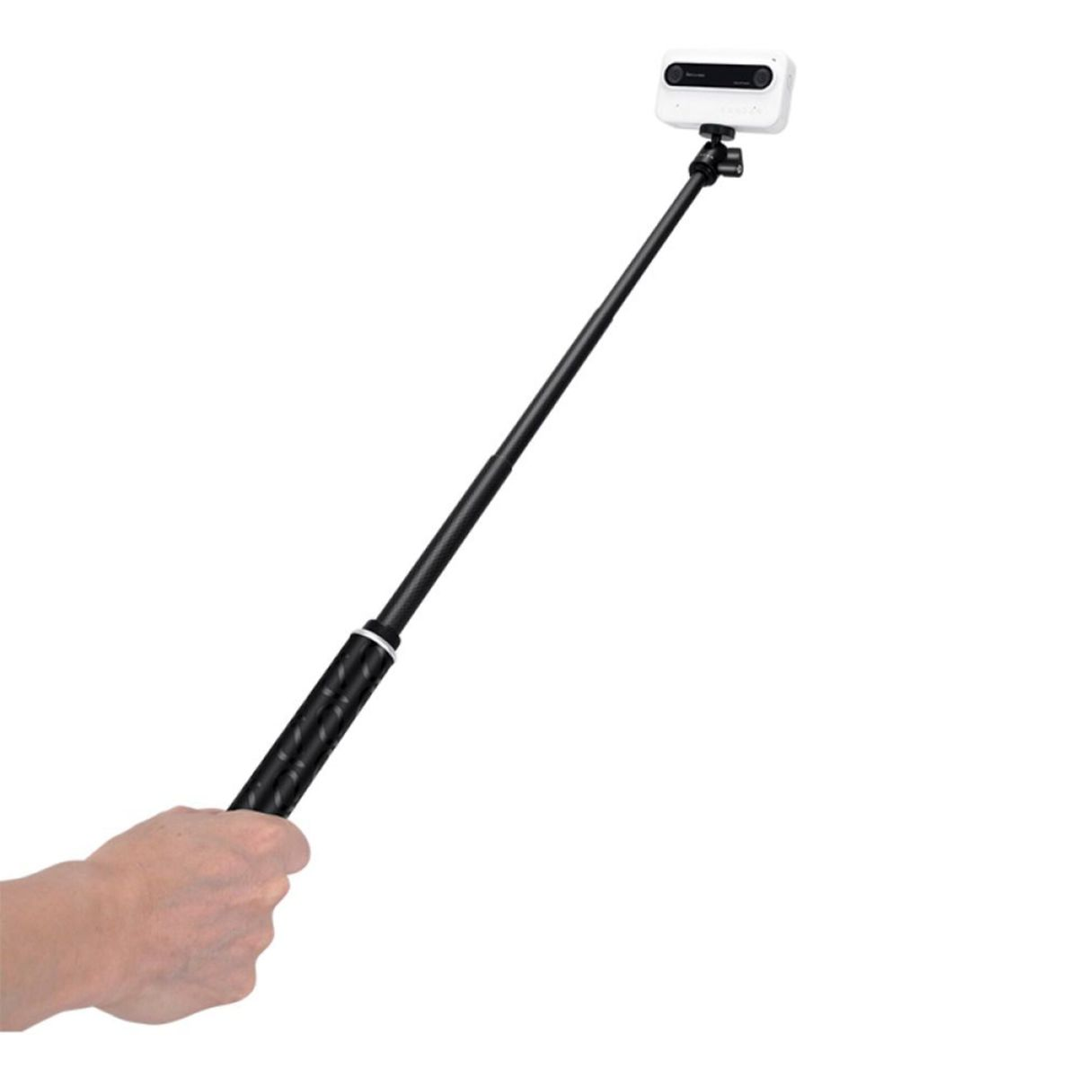 Hand hält schwarzen Selfie-Stick mit weißer Kamera auf weißem Hintergrund.