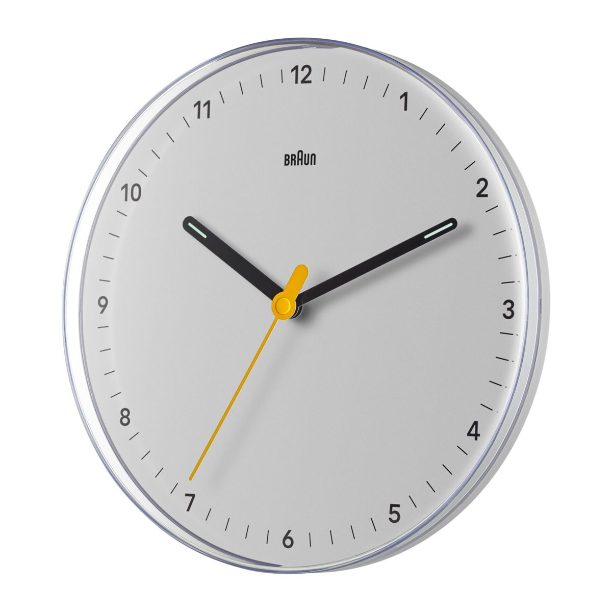 Eine weiße Braun-Wanduhr mit schwarzen Zeigern und gelben Akzenten.