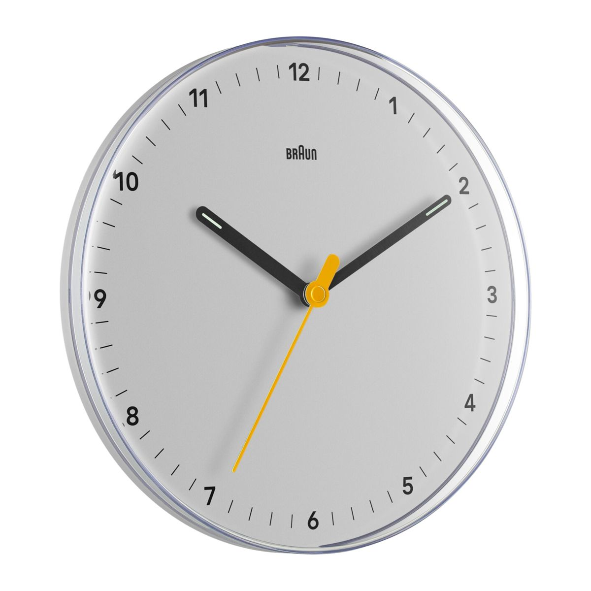 Eine weiße Wanduhr mit schwarzen Zeigern und gelber Sekunde.