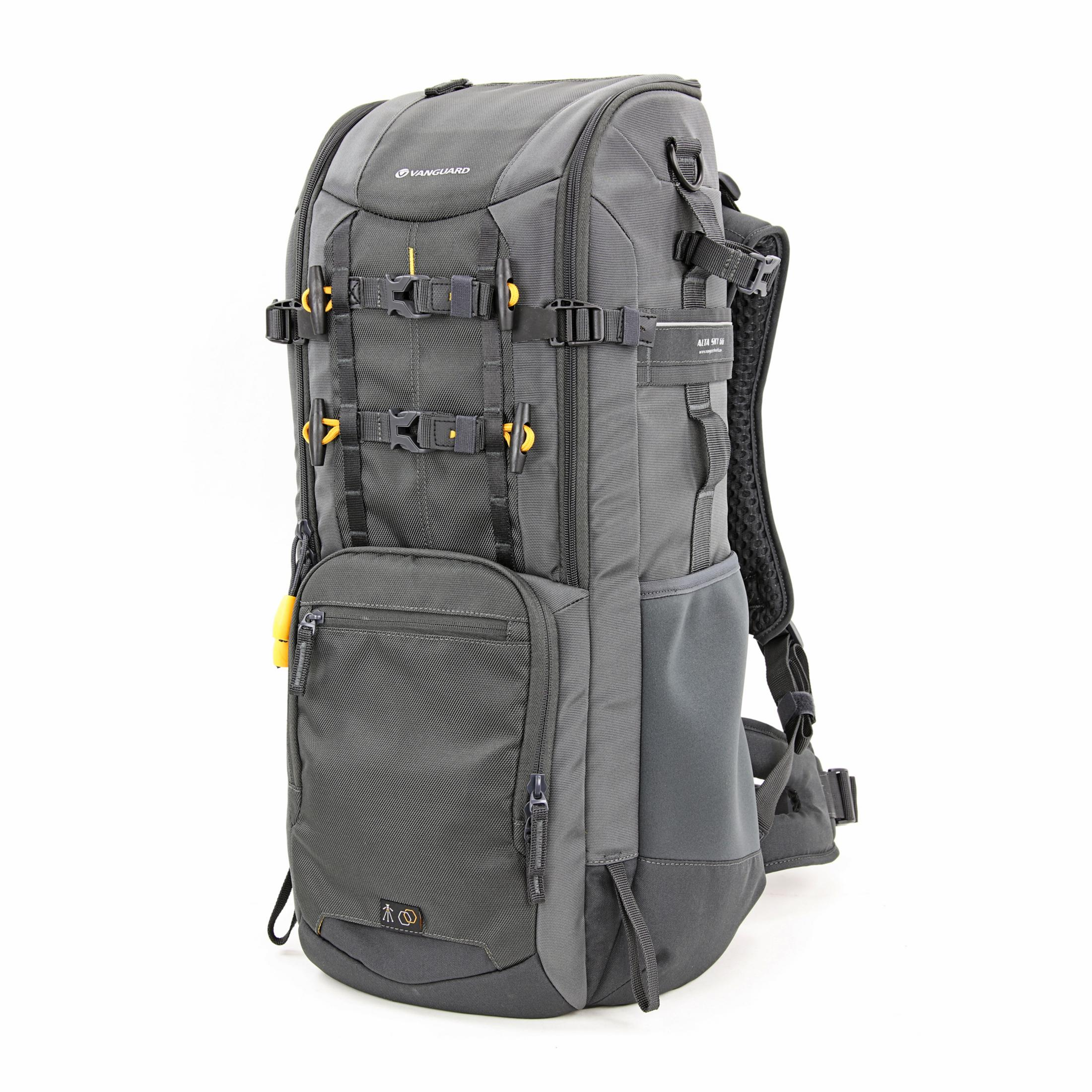 Una mochila gris con detalles amarillos sobre fondo blanco.