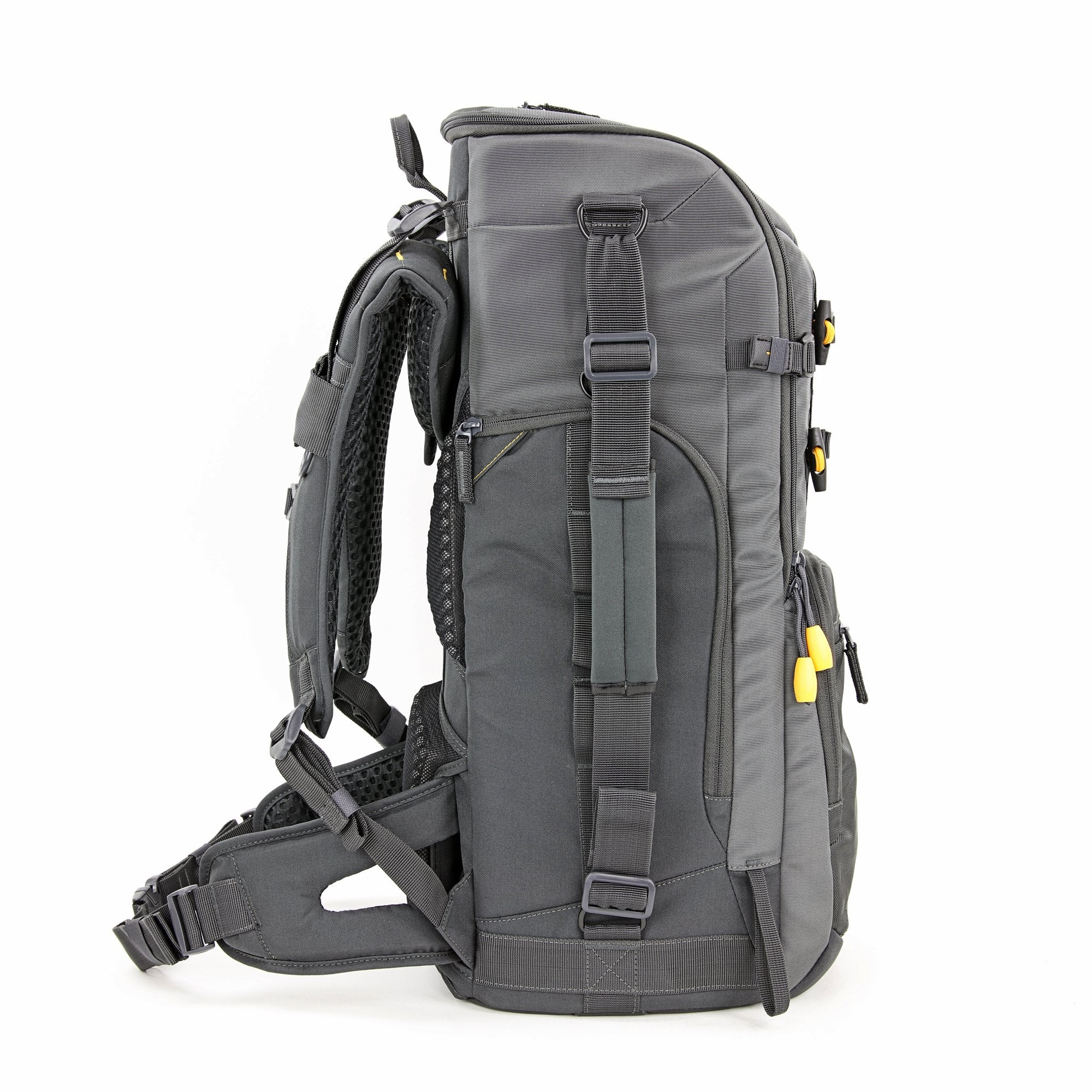 Mochila gris con detalles amarillos, vista de lado.