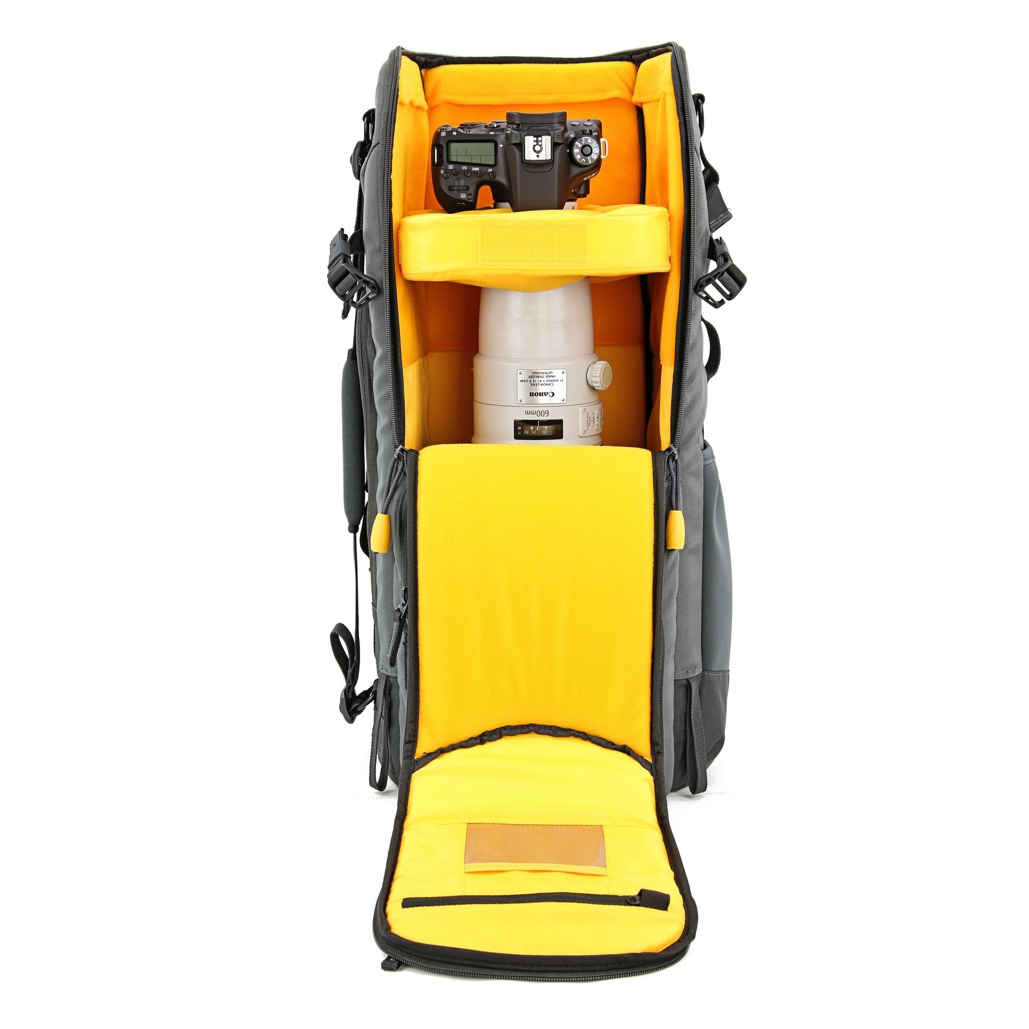 Mochila gris con forro amarillo, cámara y lente.