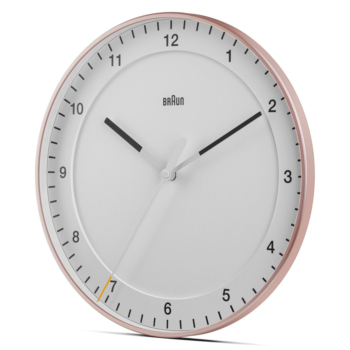 Eine weiße Wanduhr mit roségoldenem Rahmen und schwarzen Zeigern.