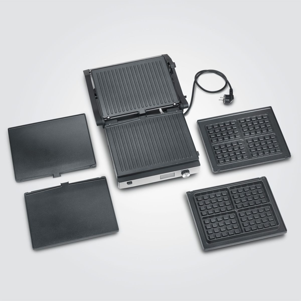 Ein offener Kontaktgrill mit vier herausnehmbaren Platten, zwei Grill- und zwei Waffelplatten.