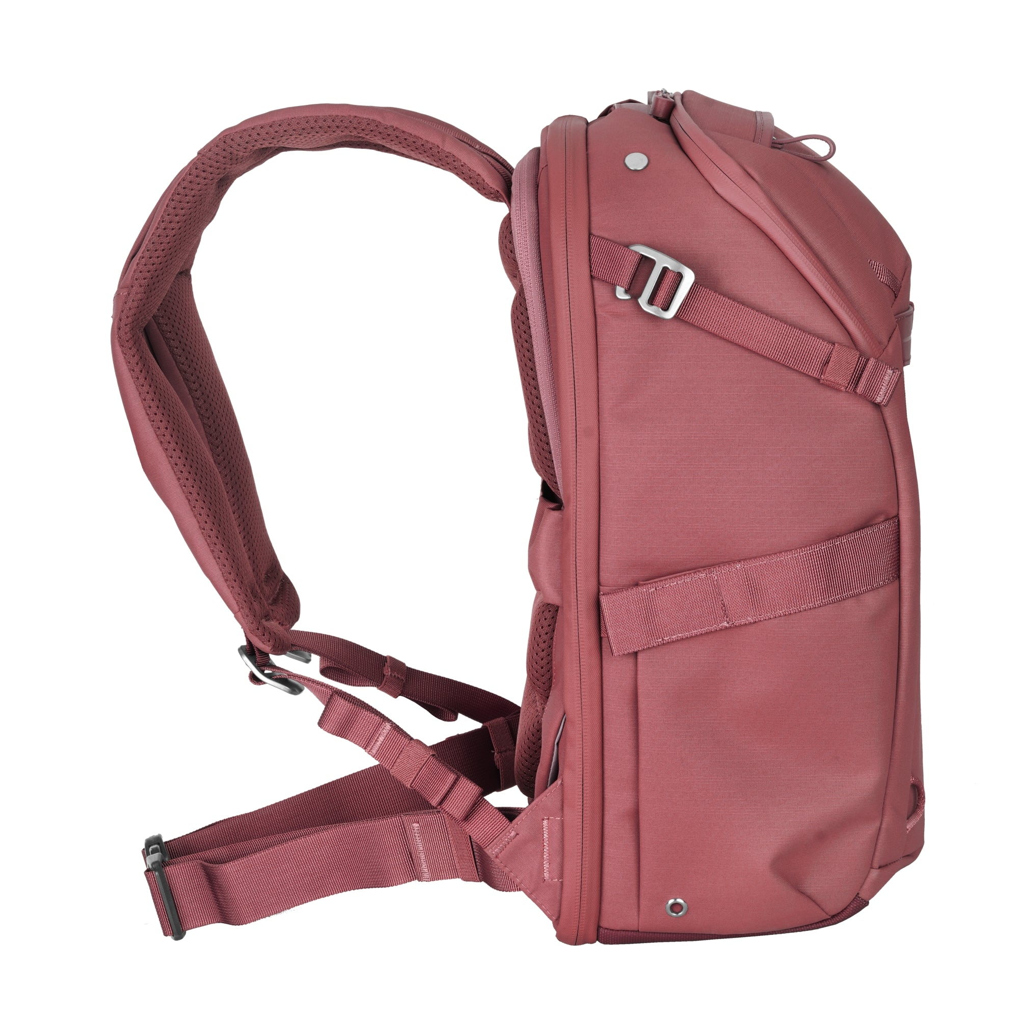 Eine rosafarbene Rucksack-Seitenansicht mit verstellbaren Gurten und Schnallen.