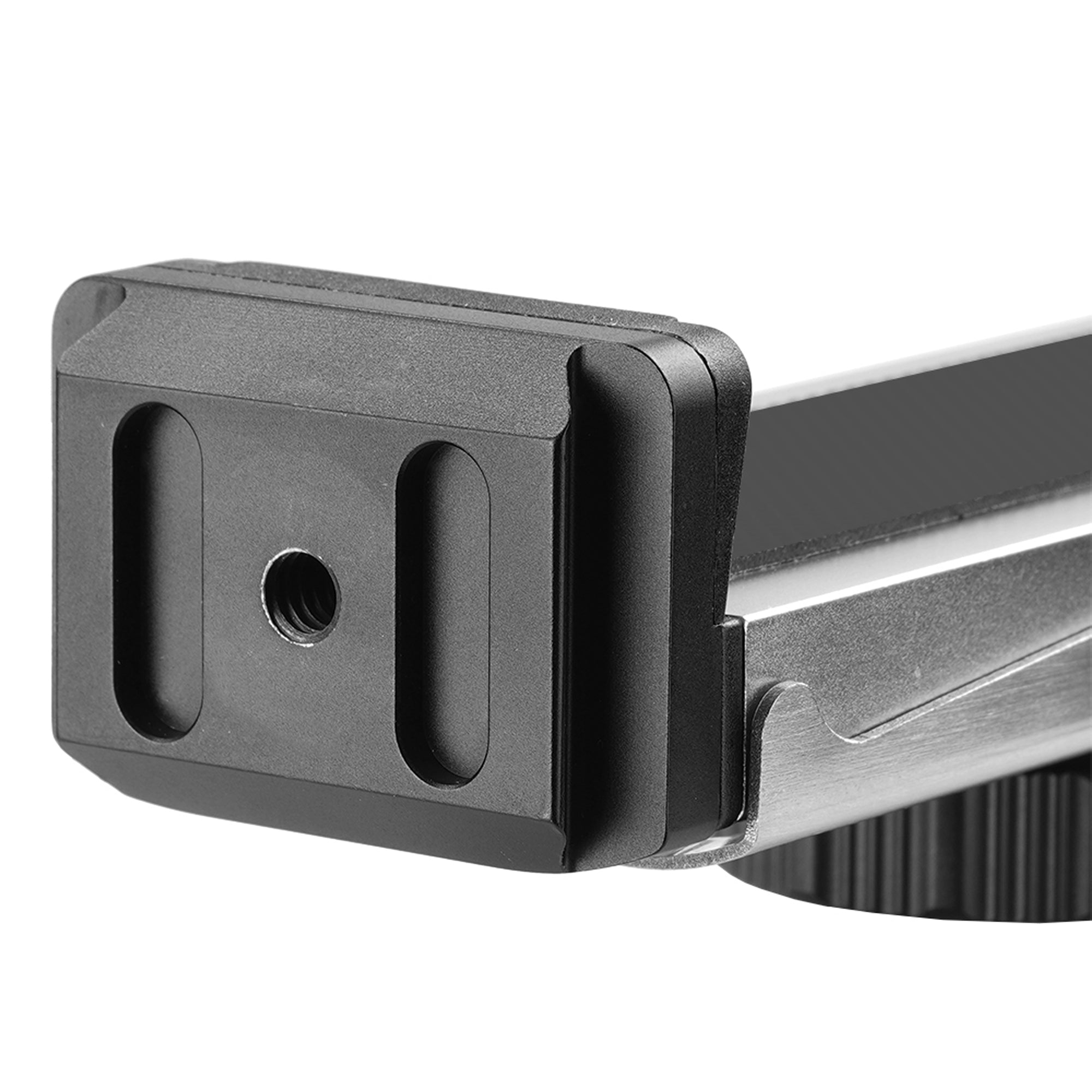 Adaptador de zapata negro con orificio roscado y parte metálica plateada.