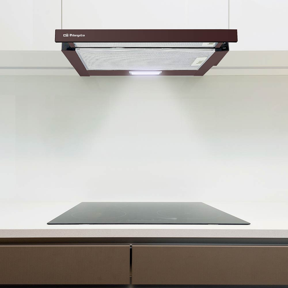 Una campana extractora marrón sobre una placa de inducción negra en una cocina moderna.