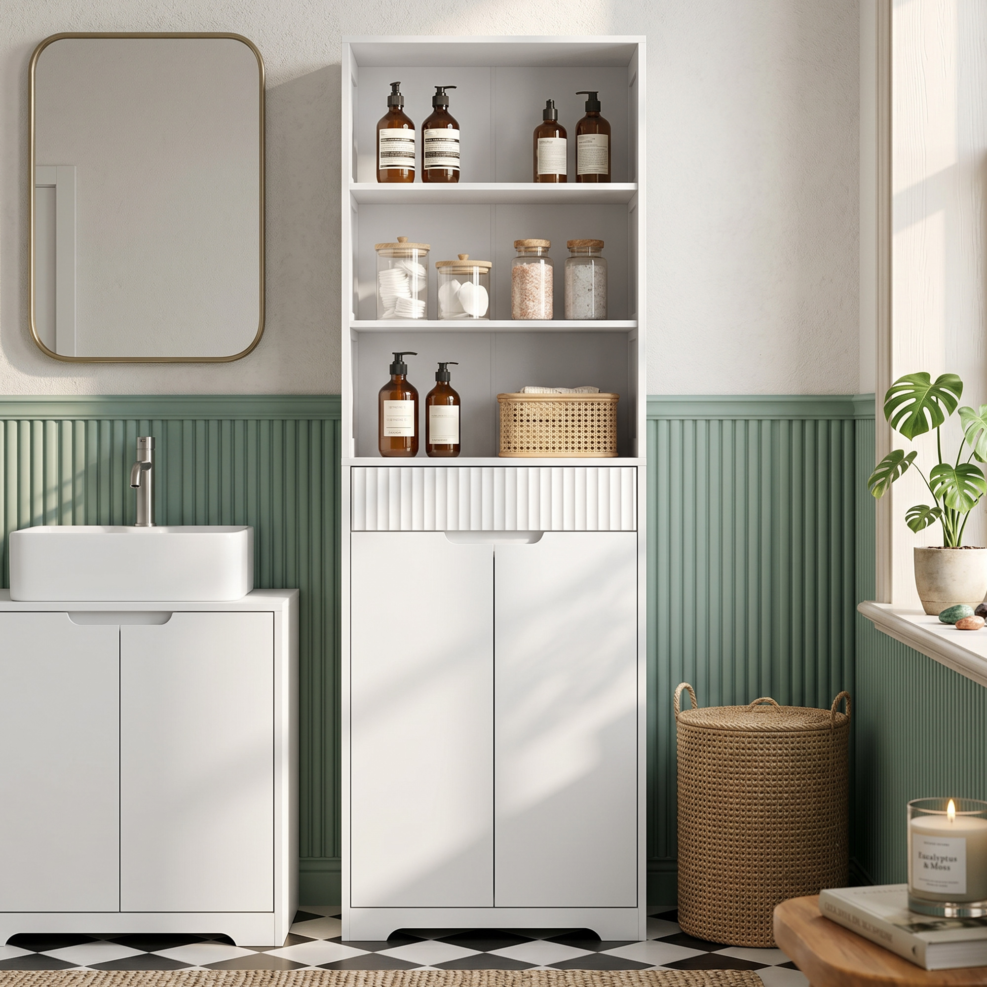 Un mobiletto da bagno bianco con ripiani pieni di bottiglie e barattoli.