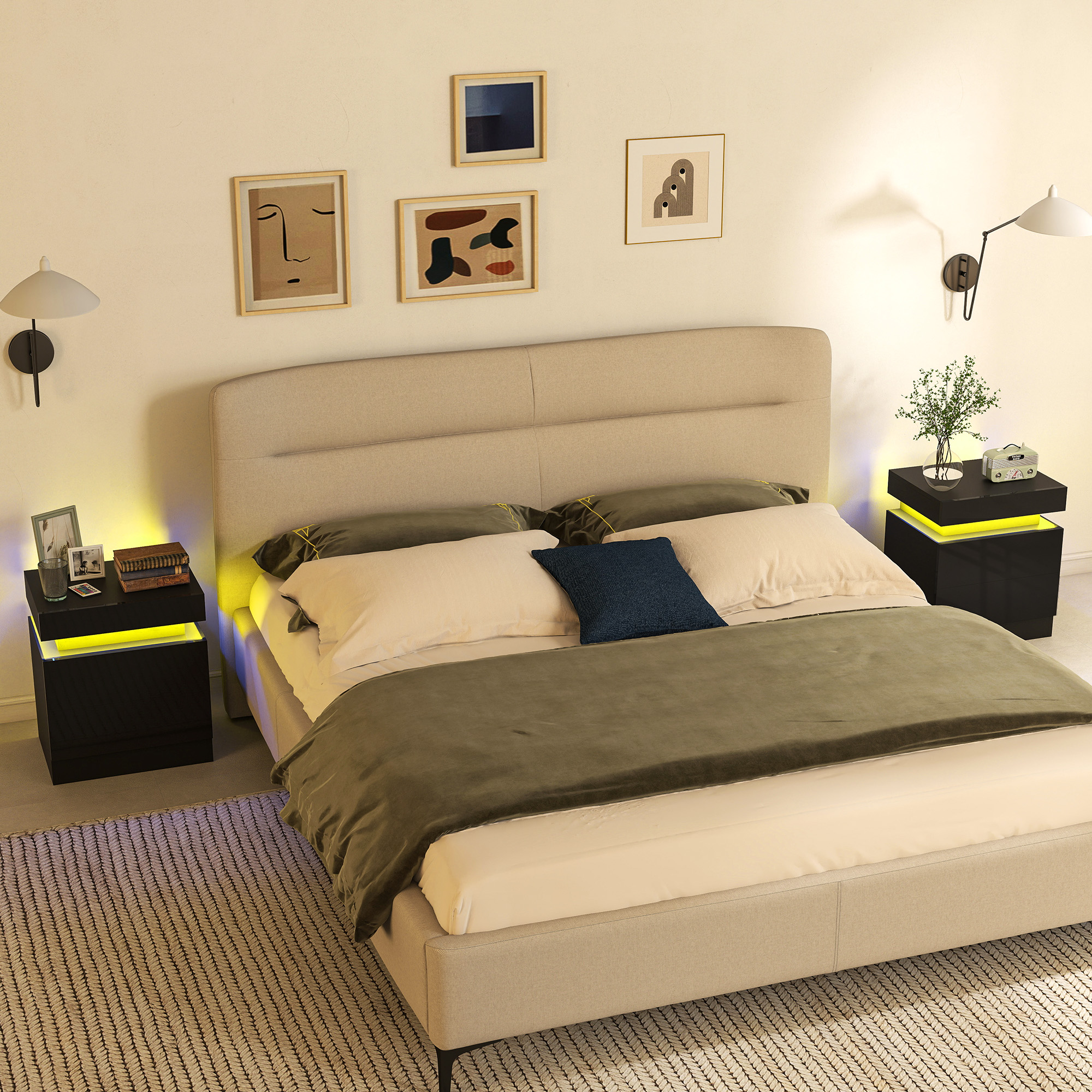 Un letto in tessuto beige con coperta verde, comodini illuminati e quadri a parete.