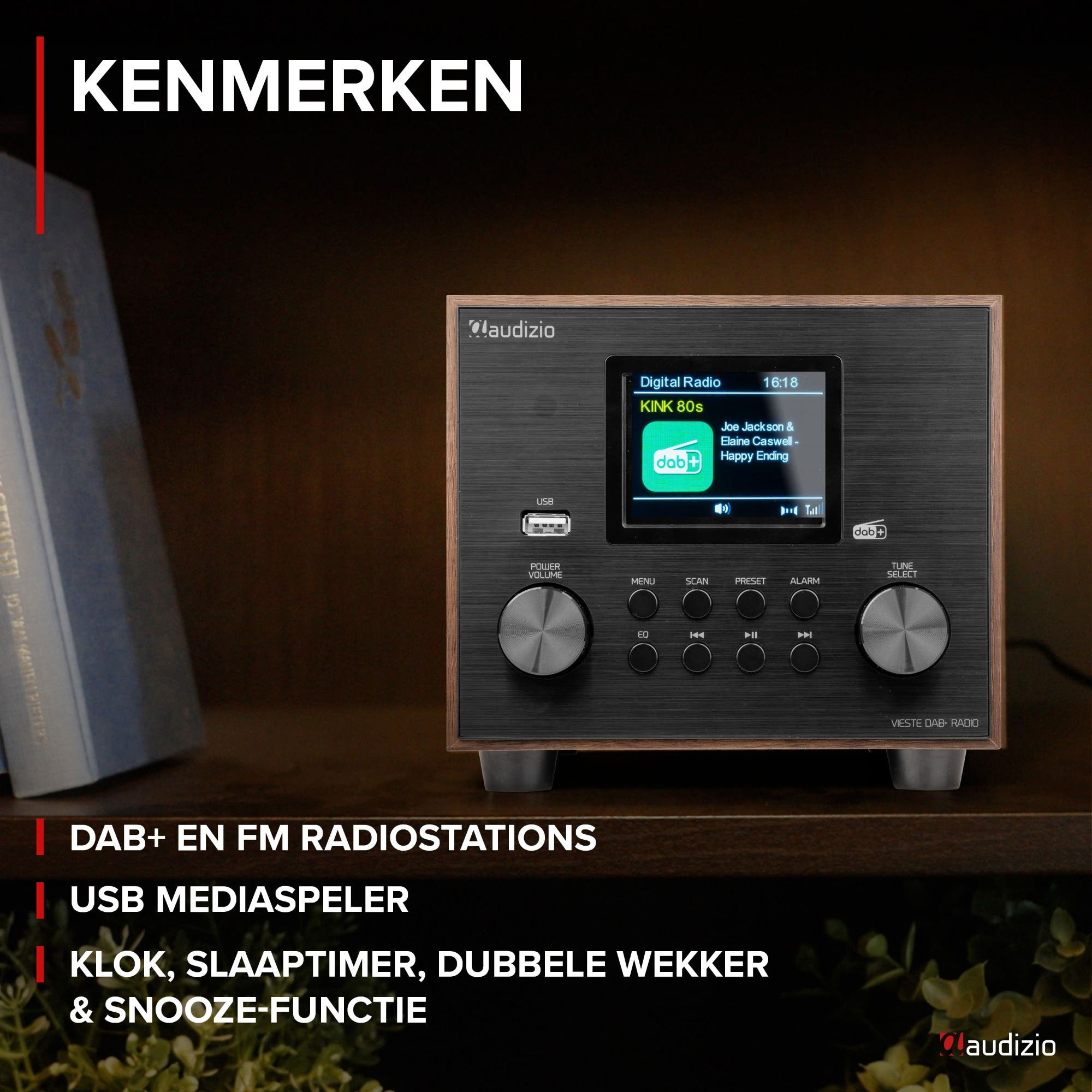 Een digitale radio met houten rand speelt DAB+ en toont songinformatie.