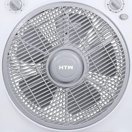 Un ventilador blanco con rejilla gris y logo central.