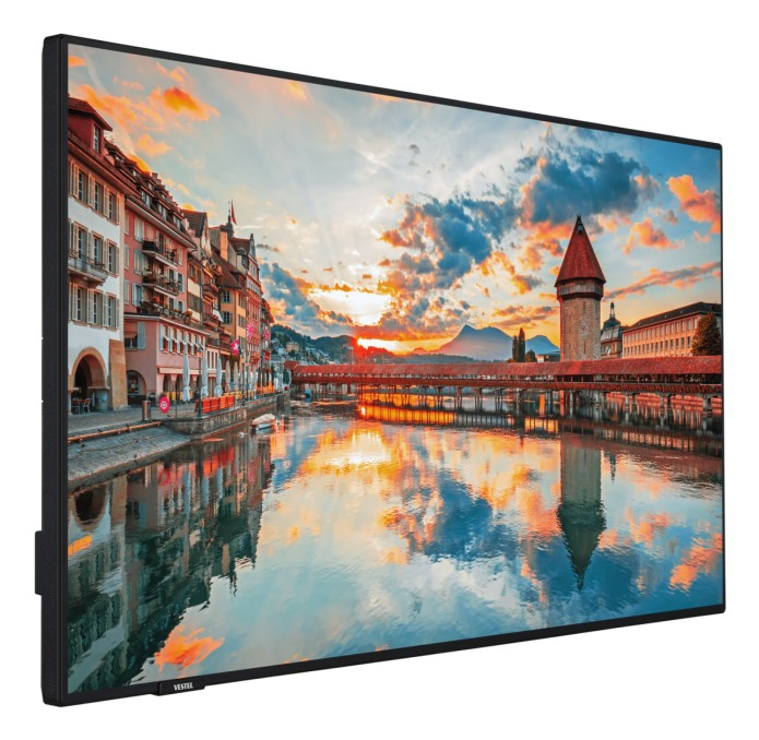 Scena cittadina con fiume, ponte ed edifici al tramonto. L'acqua riflette cielo e strutture.