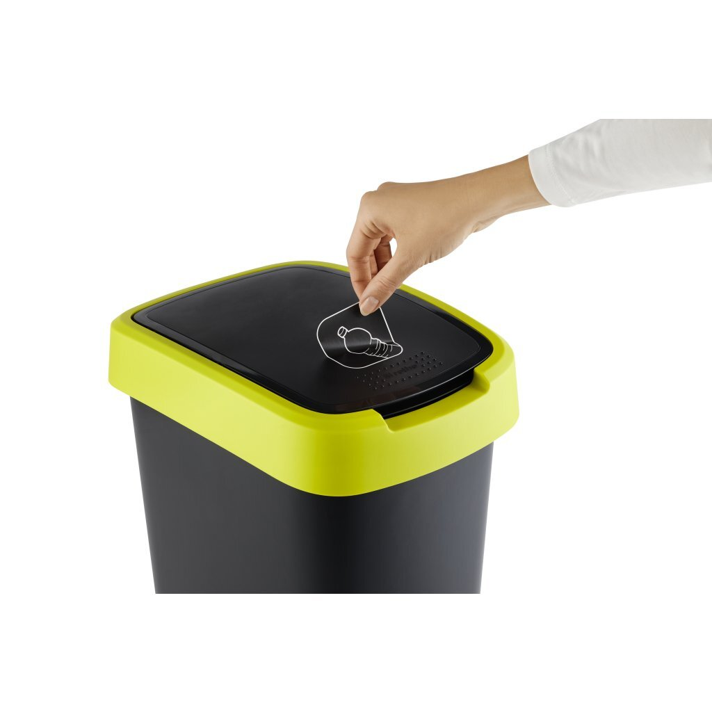 Ręka przykleja symbol recyklingu butelek na pokrywie kosza na śmieci.