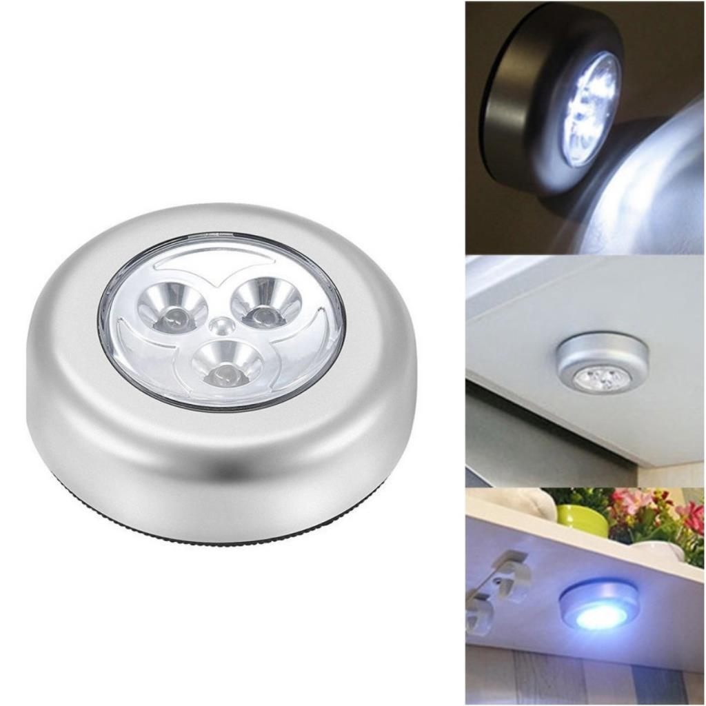 Üç ampullü gümüş LED disk ışık, beyaz arka planda ve kullanımda gösteriliyor.