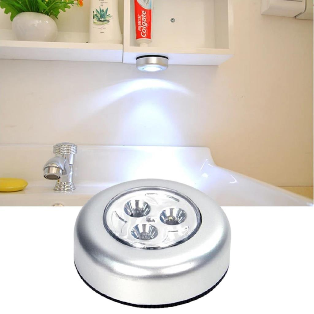 Üç ampullü gümüş LED dolap altı ışığı lavabo alanını aydınlatıyor.