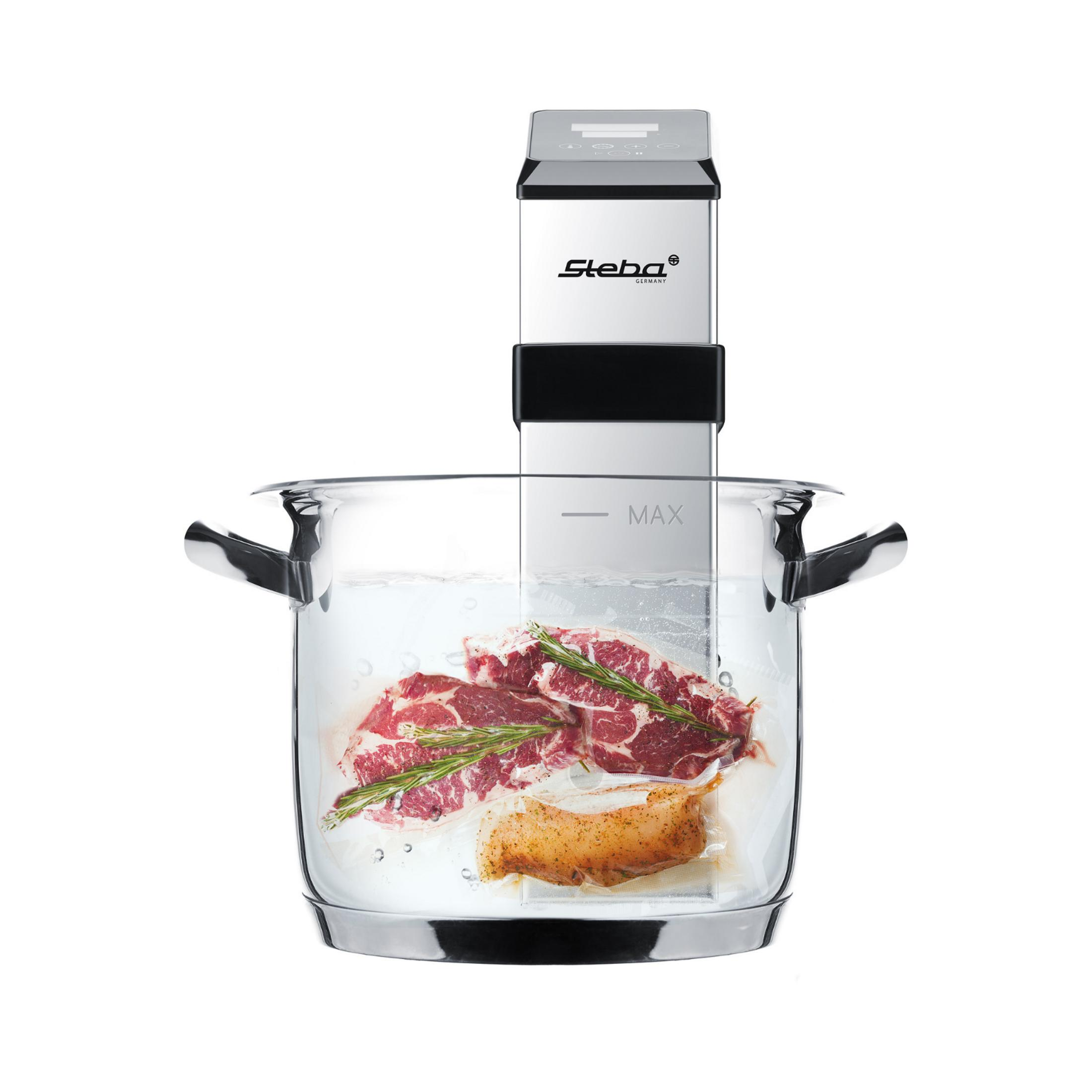 Ein Sous-Vide-Garer mit Steba-Logo über einem Glasbehälter mit Wasser, Steaks und Hähnchen.