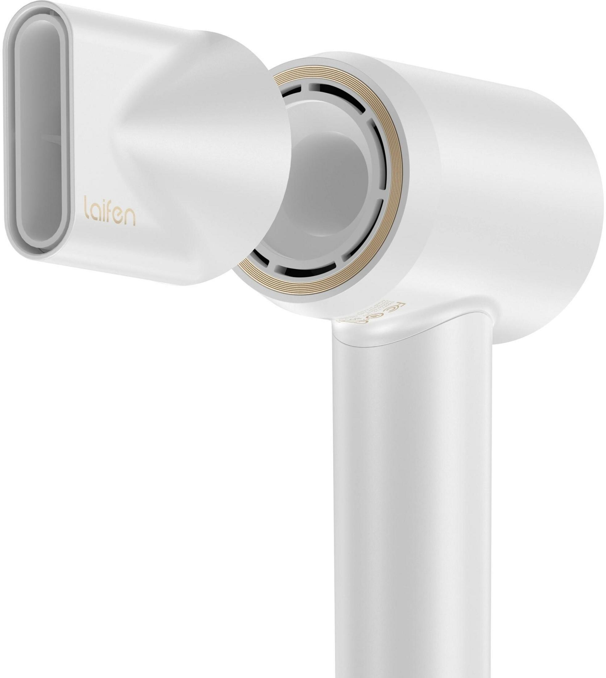 Un sèche-cheveux blanc avec diffuseur attaché et anneau doré.