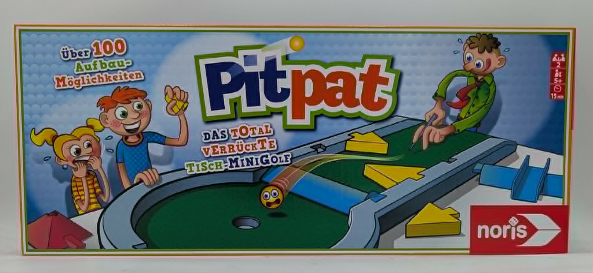 Brettspiel 'Pitpat': Kinder spielen Tisch-Minigolf mit Hindernissen.