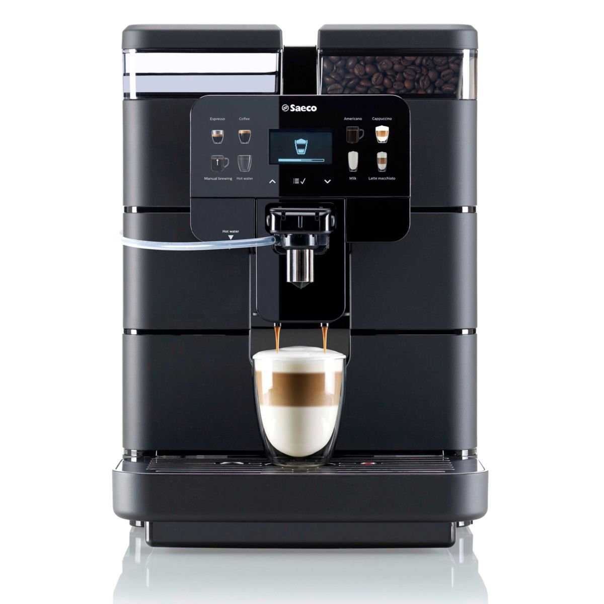Czarny ekspres do kawy Saeco parzy latte macchiato do szklanki.