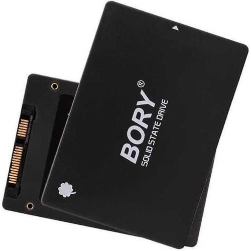 Üst üste iki siyah SSD gösteriliyor. Üstteki SSD'de şu yazı var: 
